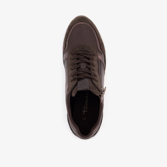 Bovenaanzicht van bruine damessneaker met rits en metallic details.