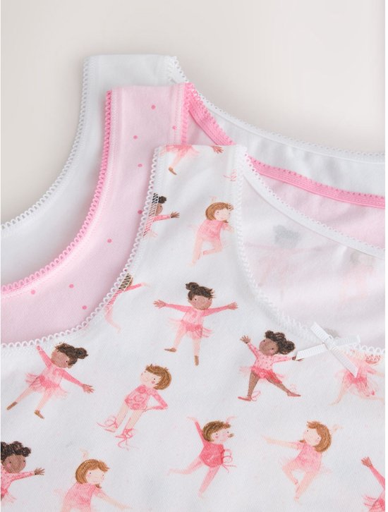 Detail van 3 hemdjes: één met roze stippen, twee met ballerina print en roze randjes.