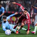 Voetballer in rood Bayern München shirt valt, terwijl een speler in blauw Manchester City shirt de bal probeert te pakken. Rode schoenen.