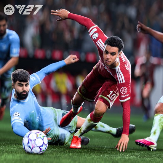 Voetballer in rood Bayern München shirt valt, terwijl een speler in blauw Manchester City shirt de bal probeert te pakken. Rode schoenen.