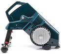 Elite fietstrainer met zilveren koelribben en blauwe behuizing op een witte achtergrond.