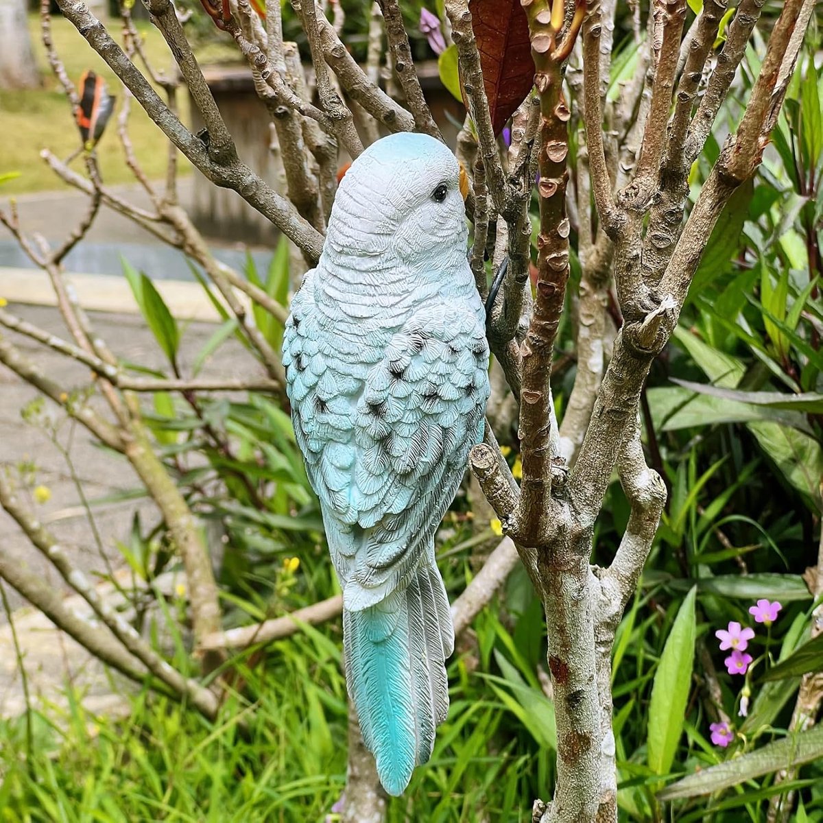 realistische papegaaiensculptuur hangende papegaaien, tuinbeelden, levensechte vogelfiguren, landschap, ornament, terras, binnenplaats, gazon, boomdecoratie, blauw wit