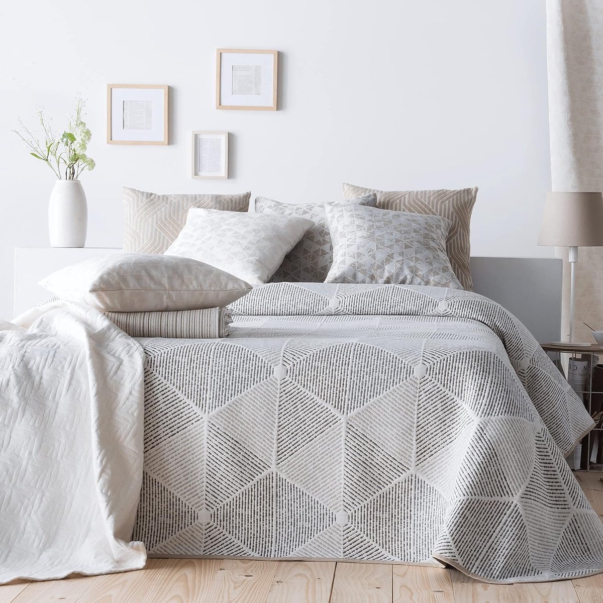Lichte sprei Sofia 27 voor tweepersoonsbed 180 en 200 cm, sprei voor bedden van 180 en 200 cm, sprei 270 x 270 cm, beige