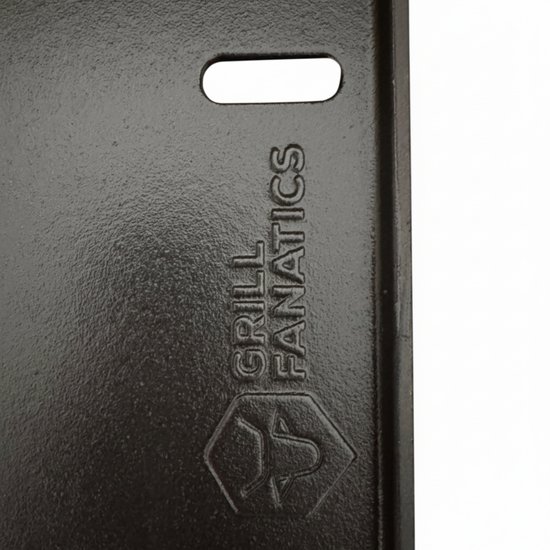 Detail van de zwarte, gietijzeren halvemaanvormige grillplaat met Grill Fanatics logo en een sleuf.