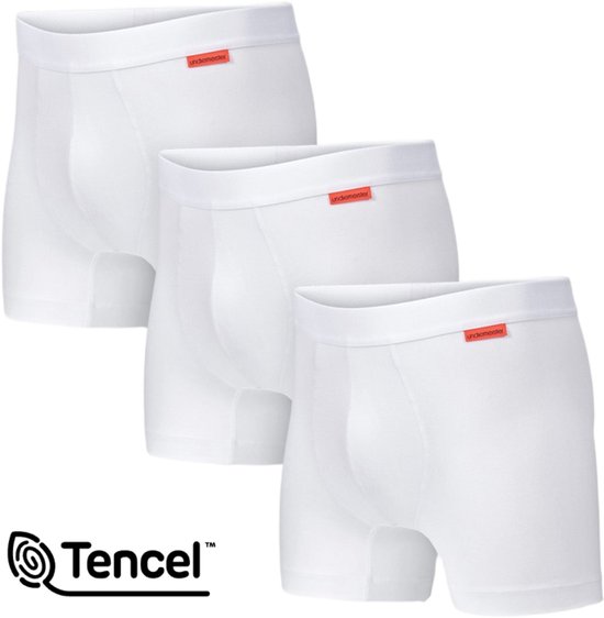 Trois boxers blancs Undiemeister avec étiquette orange.