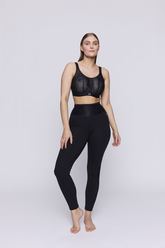 Model in zwart sportbeha en legging van PrimaDonna. De sportbeha heeft een gestreept patroon op de cups.