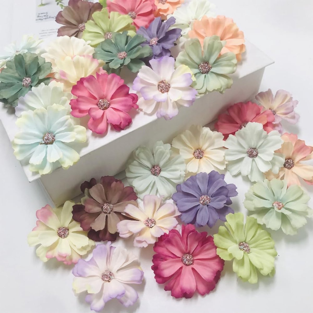 SnelShoppen - Colourful Mini Silk Flowers - 60 Stuks Kunstbloemen, Decoratieve Bloemkoppen voor Feesten, Bruiloften, Knutselen, Willekeurige Kleuren,