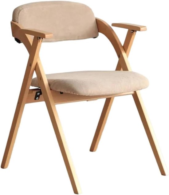 Beige stoffen vouwstoel met houten frame en armleuningen, op een witte achtergrond.