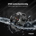 Grijze smartwatch met metalen band, in contact met opspattend water. Het scherm toont 'IP68 waterbestendig'.