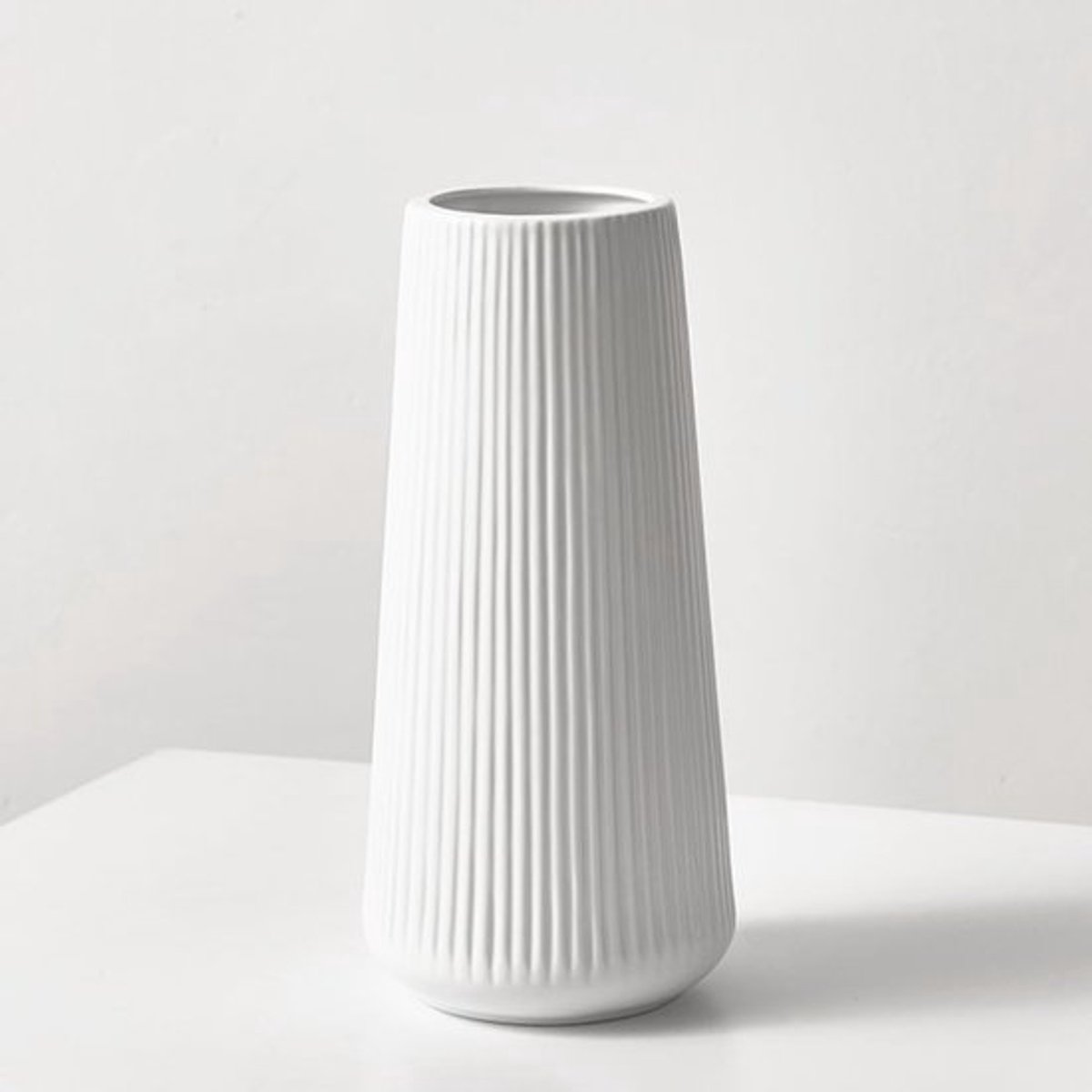 Elegante Witte Geribbelde Vazen - Minimalistische Decoratie - 1 stuk - Wit - Keramiek - 25 cm