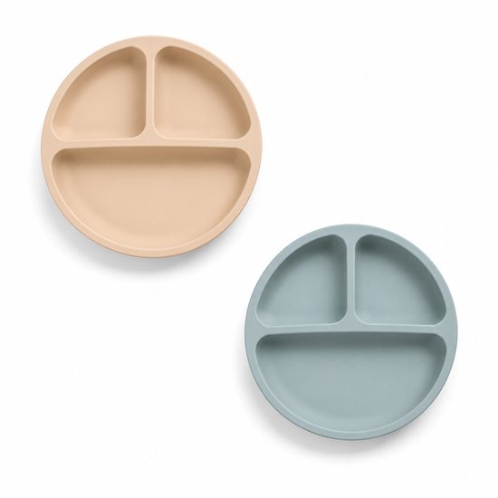 Twee ronde siliconen borden, één beige en één blauwgrijs, met elk drie vakken.