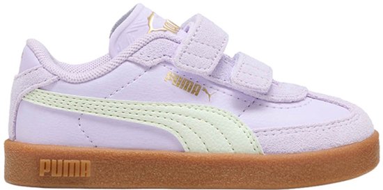 Lila sneaker met klittenbandsluiting, crème-kleurige Puma strepen en bruine zool.