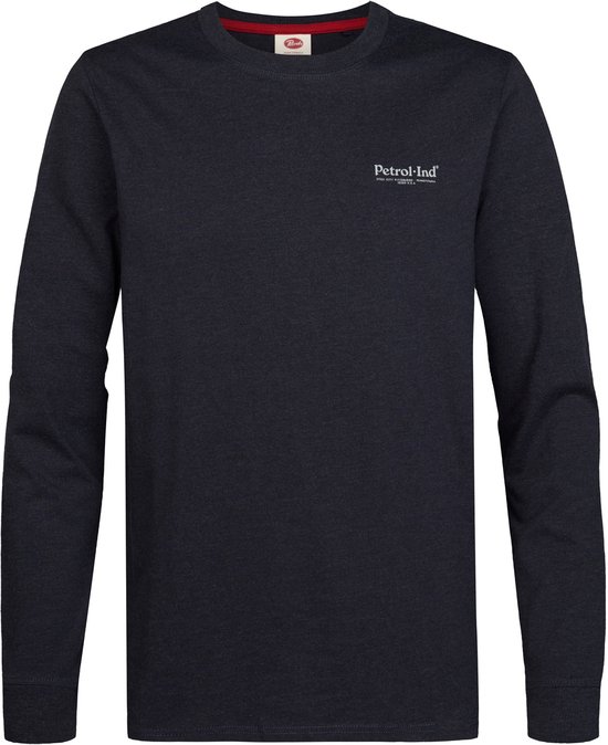 Donkerblauw longsleeve shirt met witte tekst op linkerborst en rode label.