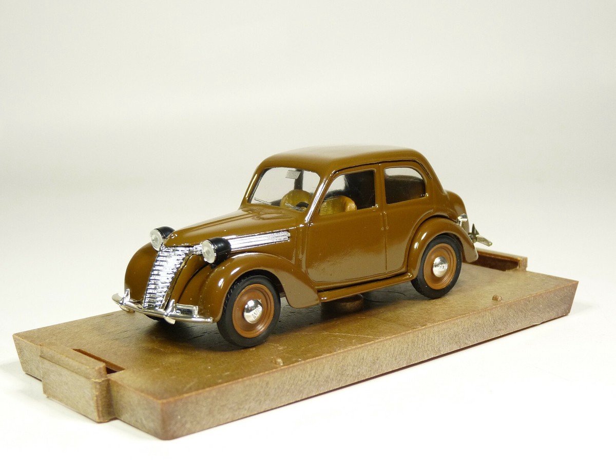 Modelauto Fiat 1100 E Berlina 1949-1953 darkred - Schaal 1:43