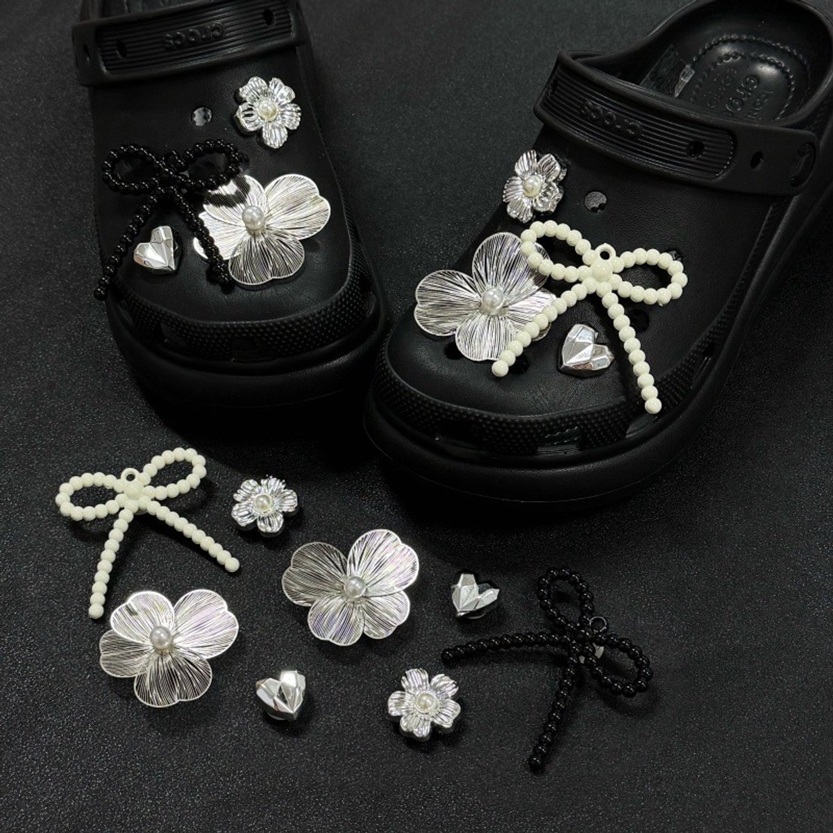 Schoenaccessoires-geschikt voor crocs charms- geschikt voor crocs pins- geschikt voor crocs Accessoires- geschikt voor Crocs Jibbitz-CJ-407 Zilveren bloem in zwart-wit knopen