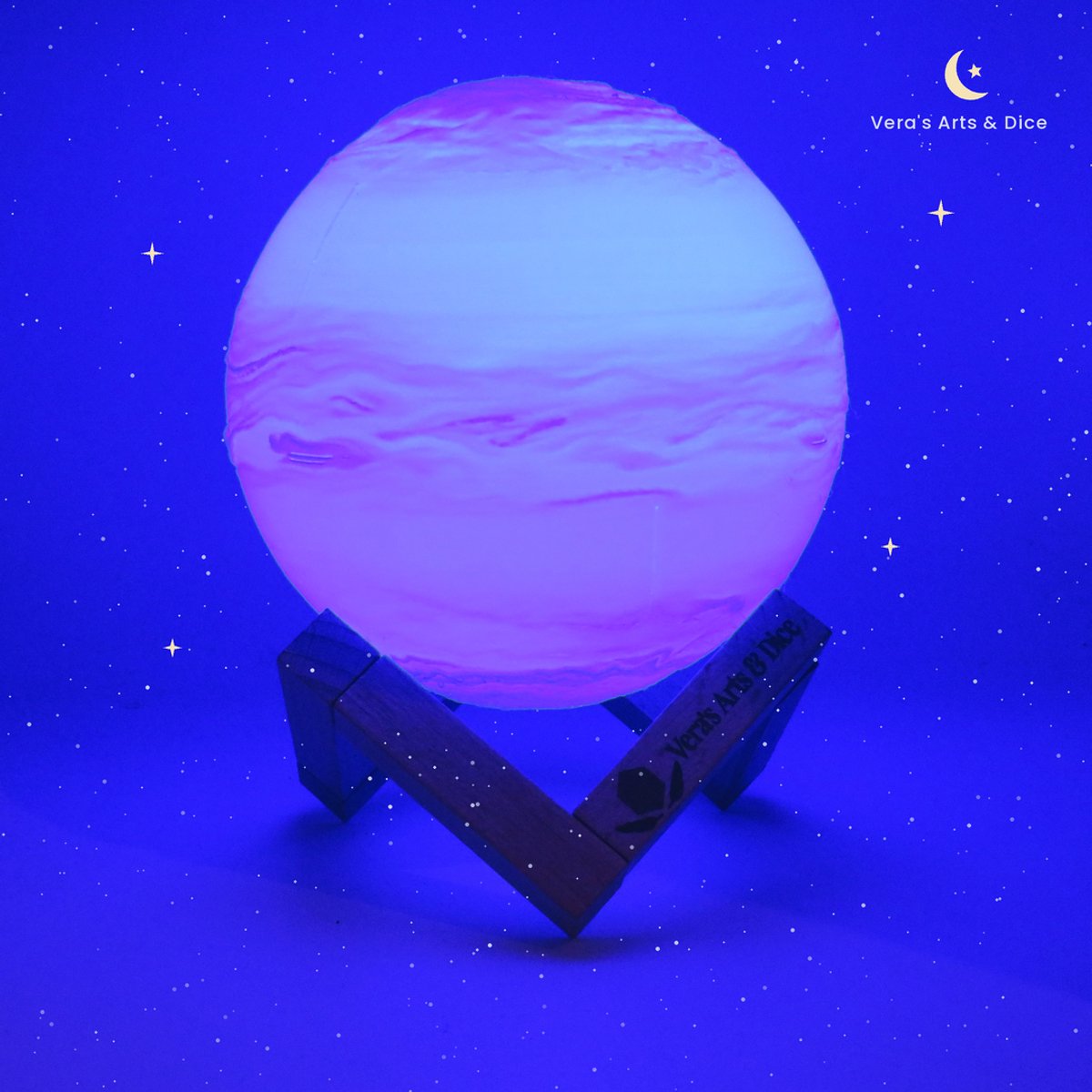 Neptunus Lamp - Vera's Arts & Dice - 16 Verschillende Kleuren - Planeet Lampen - Neptune Lamp - LED Lamp - Oplaadbaar Dimbaar Stroboscoop Afstandsbediening - 3D Print Handmade - Lampen Sfeerverlichting - Slaapkamer Woonkamer Kinderkamer