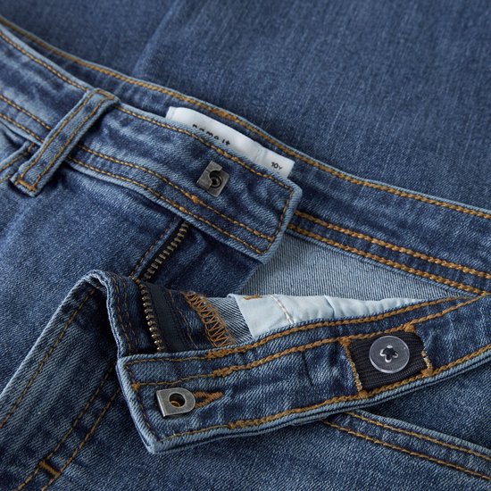 Sluiting van de blauwe jeans met knoop, rits en merklabel 'name it 10y'.