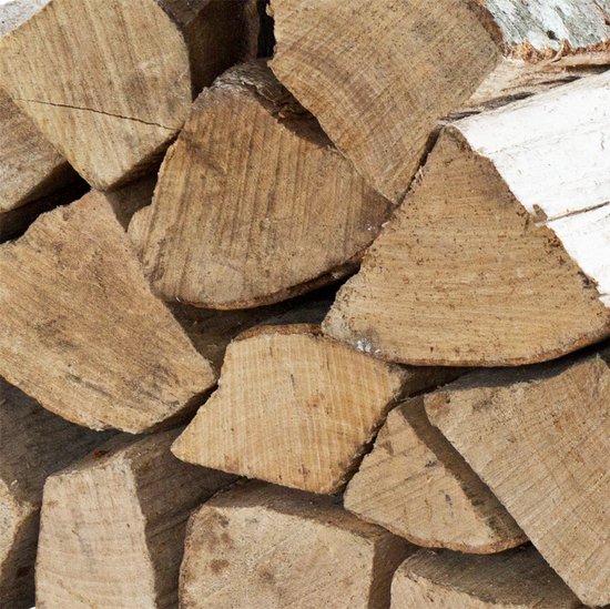 Detail van een stapel haardhout, waarbij de houtnerf en de bast van de takken zichtbaar zijn.