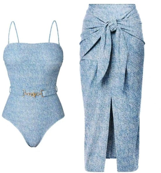 Maillot de bain bleu texturé à encolure carrée, ceinture à boucle dorée, et jupe assortie.
