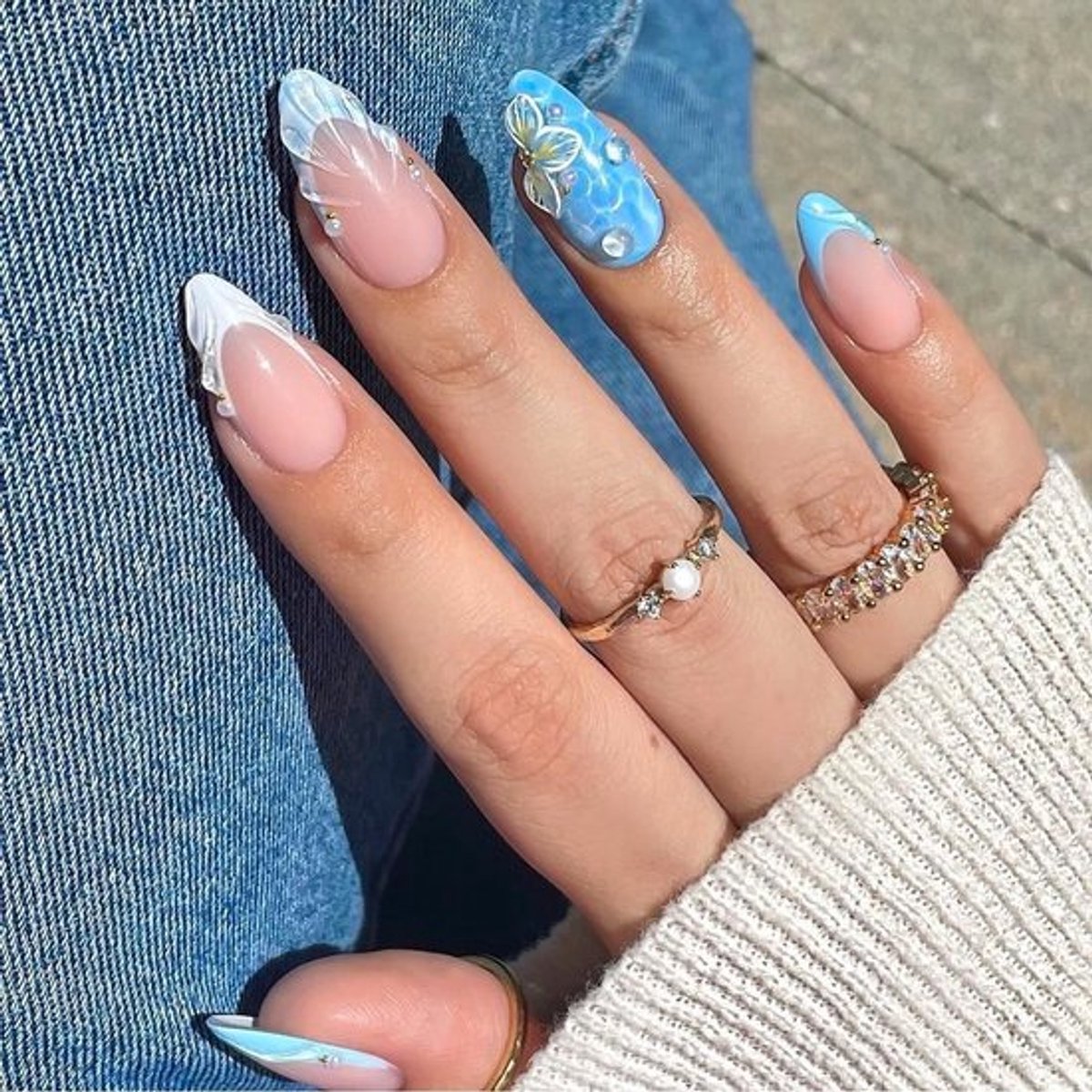 24 Stuks Zomer Amandel Nagels met 3D Bloem en Schelpontwerpen, Glanzend Lichtblauw Acryl, Medium Formaat