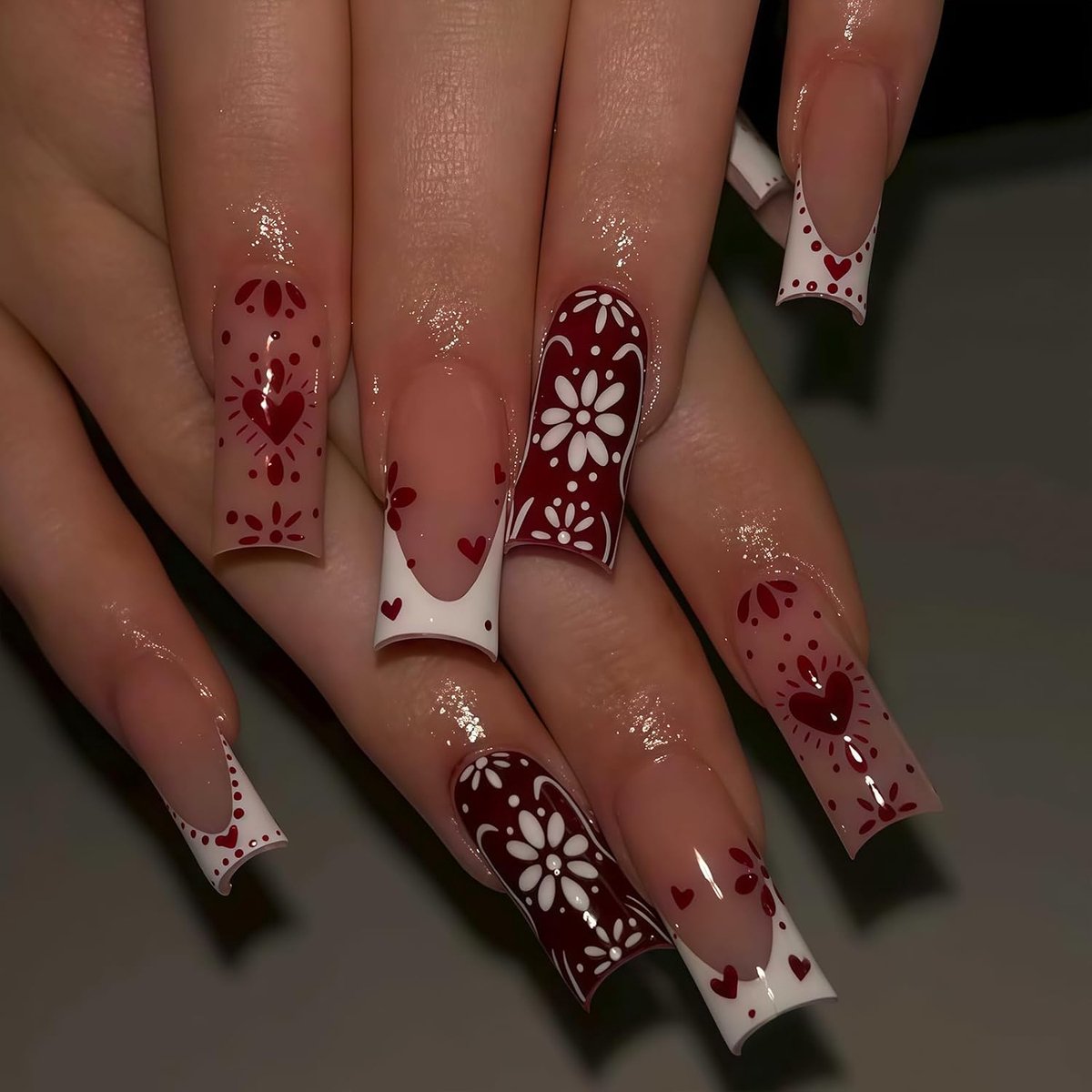 24 Stk Druknagels Extra Lang Vierkant Rood Wit Franse Punt met Hartjes Retro Bloemen Ontwerp Glans Kunstnagelset voor Dames Meisjes Kerst Halloween