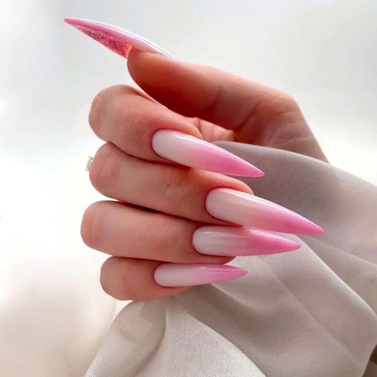 Nagels met nagellijm, lang, stiletto, melkachtig wit, kleurverloop, roze kunstnagels met nagellijm, melkwit, kleurverloop
