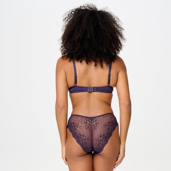 Achterzijde van een model in een paarse kanten slip en bh-set.