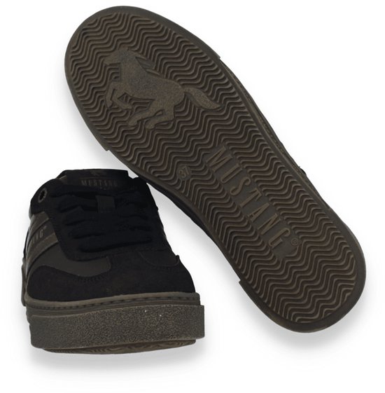 Zwarte Mustang sneaker, onderkant van de schoen met "Mustang" en paardenlogo.