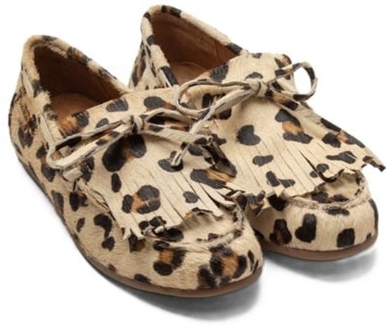 Leren loafers met luipaardprint, strikjes en franjes op de voorkant.