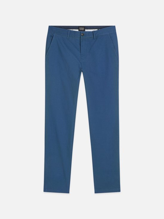 Blauwe chino broek, voorkant met knoopsluiting en Scotch & Soda label.