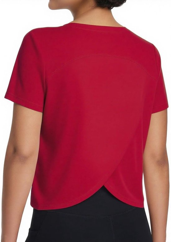 Dos d'un haut de sport rouge à manches courtes. Ourlet croisé au bas.