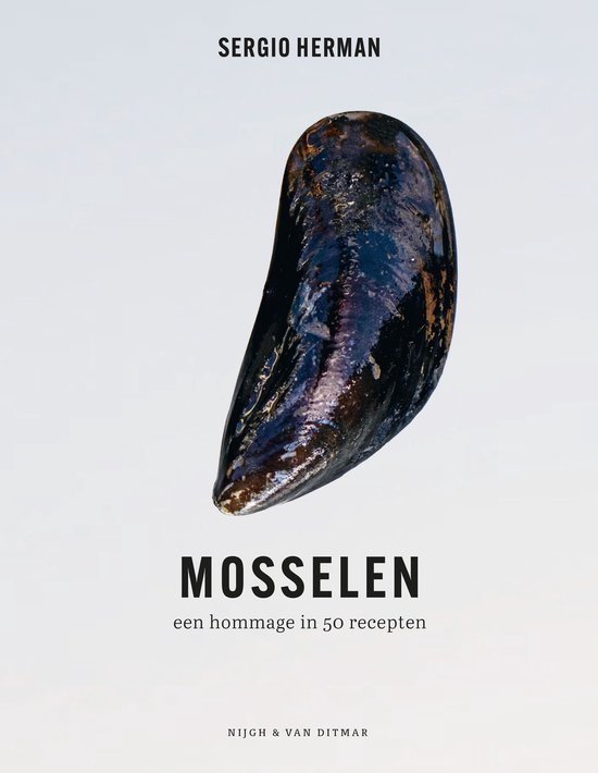 Boek kaft met Sergio Herman bovenaan, een grote zwarte mossel in het midden en de titel 'MOSSELEN' onderaan.