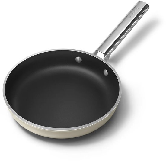 Crème kleurige koekenpan met RVS handvat.