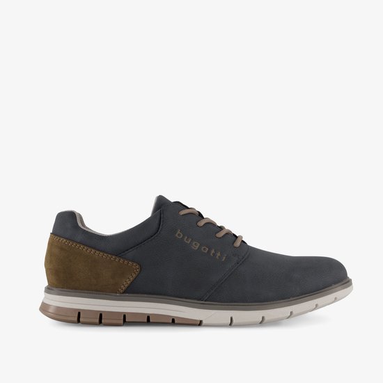 Zij-aanzicht van een donkerblauwe sneaker met bruine suède hiel en 'bugatti' logo.