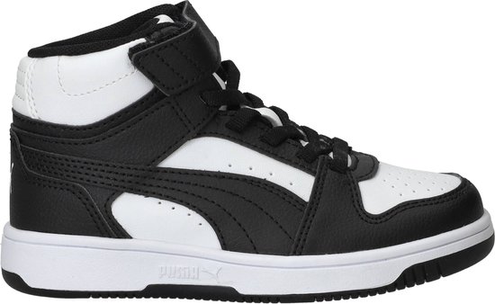 Zij-aanzicht van de zwarte en witte Puma Rebound Slam Mid AC PS sneaker met veters en klittenbandsluiting.