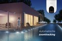 Man loopt langs zwembad bij nacht, automatische zoomtracking van camera.