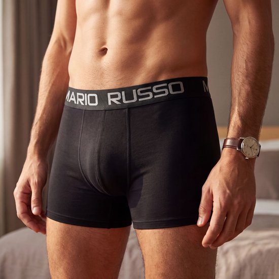 Een close-up van een man die een zwarte Mario Russo boxer draagt, met de tekst 'MARIO RUSSO' op de tailleband.