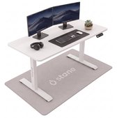 Wit Stane zit sta bureau met twee monitoren, toetsenbord, muis, koptelefoon en een grijze mat.