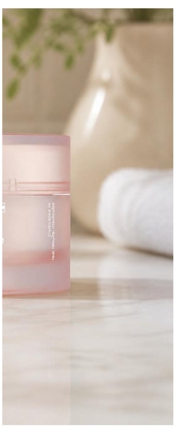 Roze container met de tekst "Dedicated to real results. medicube."