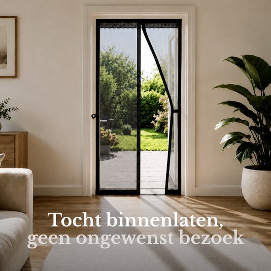 Zwarte magnetische hor geopend in een deuropening, met uitzicht op een groene tuin.