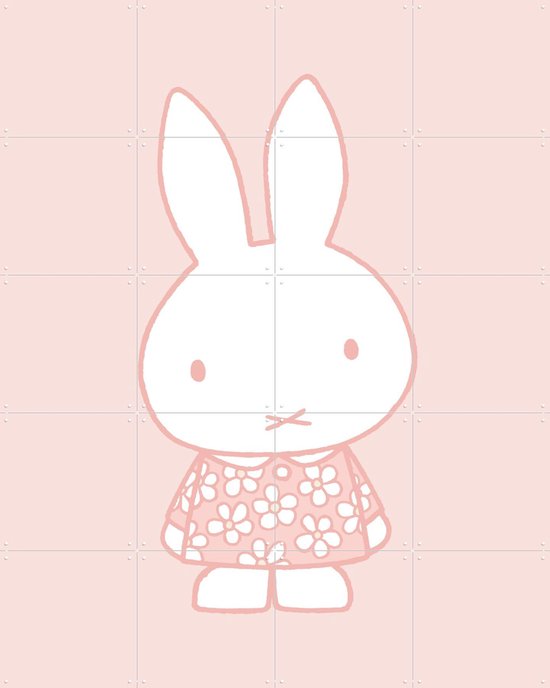 Affiche Miffy sur fond rose pastel, avec un motif de fleurs blanches sur la robe.