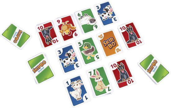 Kaarten van Skip-Bo Junior verspreid op een witte achtergrond. Kaarten met boerderijdieren en de nummers 1 tot en met 10.