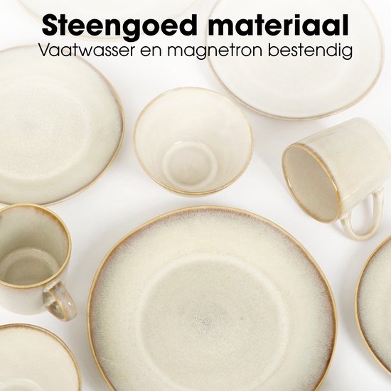 Detail van beige steengoed servies: borden, mokken en kommen met bruine rand.