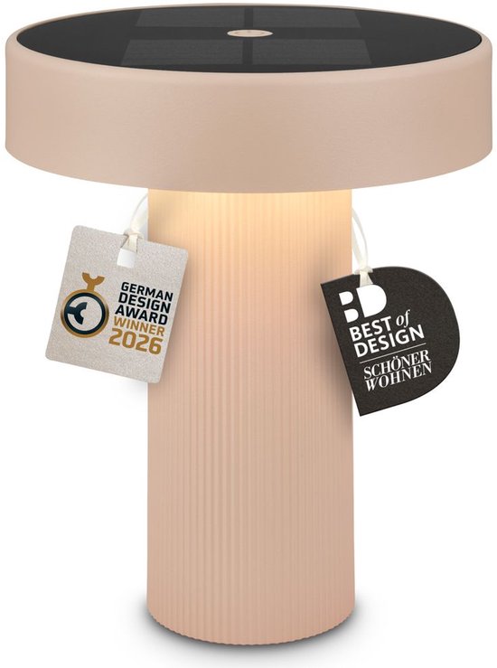 Lampe de table beige avec base côtelée et panneau solaire noir, étiquettes suspendues : German Design Award Winner 2026 & Best of Design Schöner Wohnen.