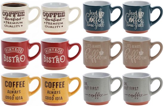 Twaalf koffiemokken, vier per rij, in verschillende kleuren en met teksten zoals 'Vintage Bistro', 'Iced Coffee Time Y'all', 'Coffee Certified Premium Quality', 'Coffee Always A Good Idea', en 'Ok, But First Coffee'.