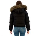 Achterkant van een zwarte Superdry bomberjack met capuchon en bruine bontkraag, op een model met spijkerbroek.