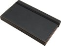 Zwarte portemonnee met bruine stiksels en elastische band, op een houten ondergrond.
