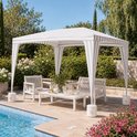 Een gestreepte witte partytent met grijze strepen, zittend op een terras bij een zwembad, met witte meubels. Vier witte, ronde voeten ondersteunen de tent.