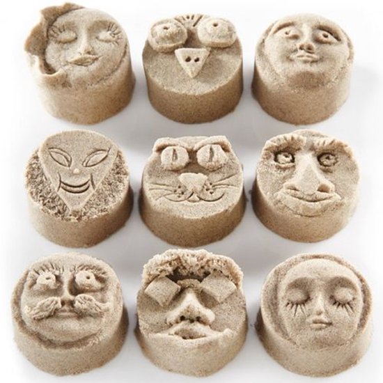 Neuf formes de sable avec des visages: une lune, un hibou, deux personnes, un extraterrestre, un chat et un homme avec une moustache.