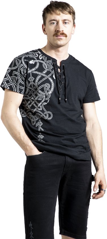 Zwart T-shirt met vetersluiting en een zilverkleurig Noors patroon op de linker mouw en borst.